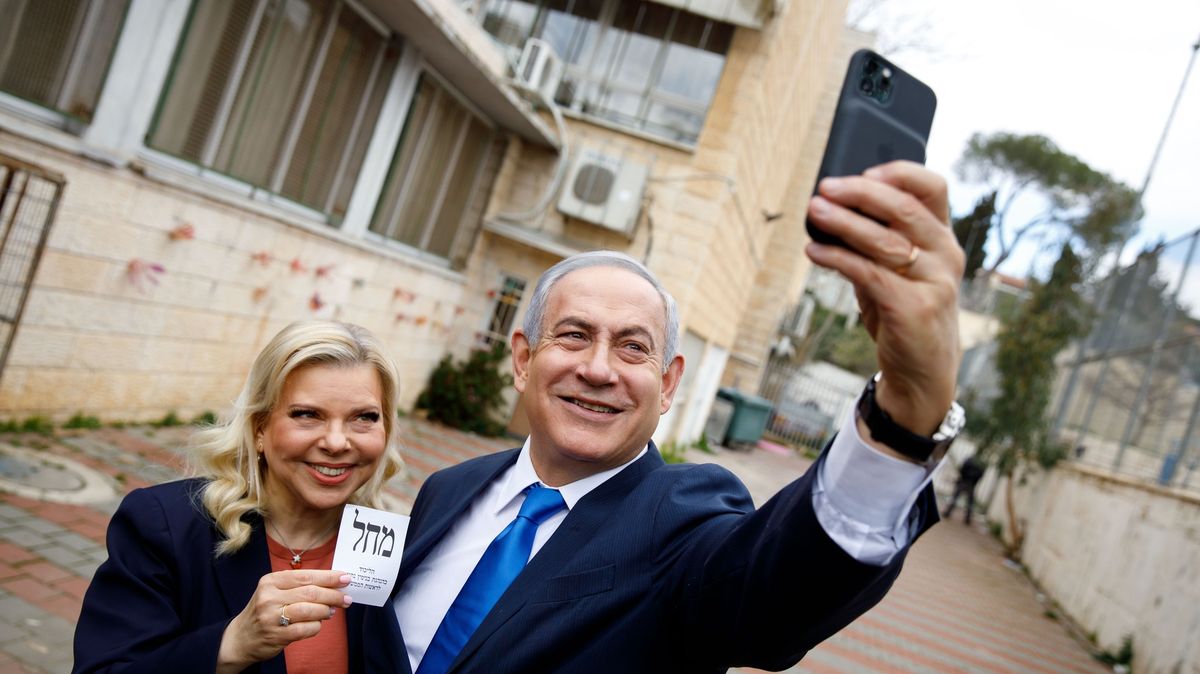 Netanjahuovi se uprostřed války přestěhovali k příteli miliardáři. Izraelci zuří